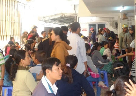 Bệnh nhân đợi đến lượt khám ở khoa khám bệnh của BV (ảnh chụp sáng 8/4).