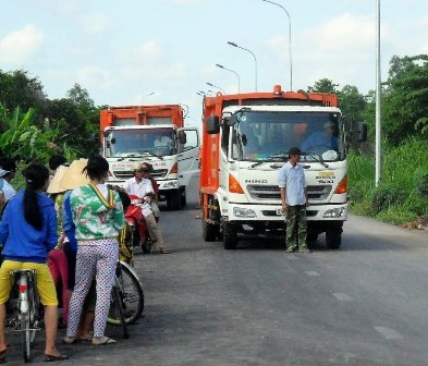 Hàng trăm người dân chặn xe rác sáng 20/4