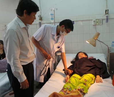 Cần Thơ: Rủ nhau tắm sông, 1 học sinh chết đuối - 3 Bác sĩ Cao Minh Chu đang thăm khám cho em Huỳnh Kim Ngân