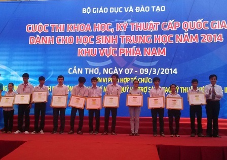 Các em học sinh nhận giải cuộc thi khoa học kỹ thuật cấp quốc gia khu vực phía Nam chiều 9/3.