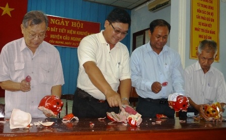 Nuôi “heo đất” giúp hàng chục ngàn học sinh đến lớp - 2 Mổ “heo đất” trong dịp đầu năm học mới ở Trà Vinh.