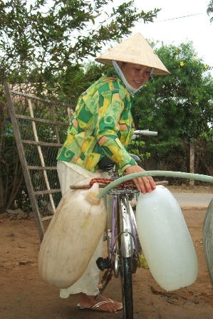 1m3 nước ngọt có giá hơn 10 kg gạo - 2 Những hộ nghèo không có tiền mua nước ngọt phải dùng thùng nhựa đi xin nước ở các giếng khoan