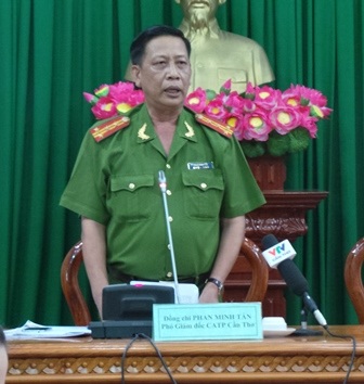 Đại tá Phan Minh Tấn - Phó GĐ Công an Cần Thơ chủ trì buổi họp báo 