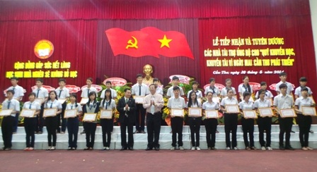 Các em học sinh nhận học bổng và bằng khen từ Hội Khuyến học TP Cần Thơ