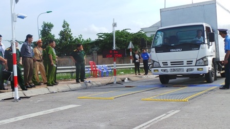 Một xe tải chuẩn bị lên bàn cân