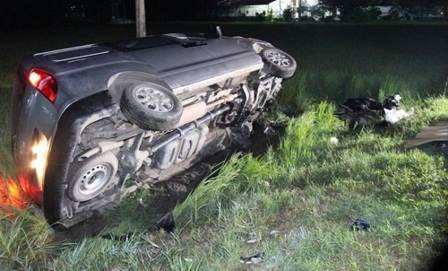 Chiếc xe ô tô lật nghiêng sau khi tông chết 3 người.