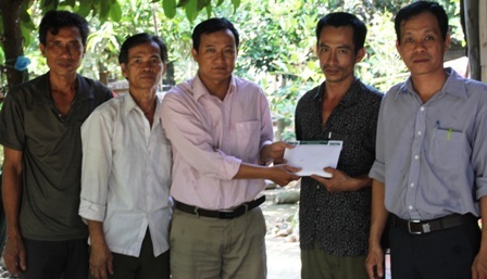 Đại diện báo Dân trí trao số tiền hơn 68 triệu đồng tới cha của Trâm