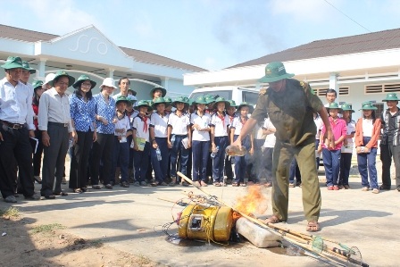 Cơ quan chức năng thiêu hủy xuyệt điện dùng đánh
bắt cá tận diệt trên sông