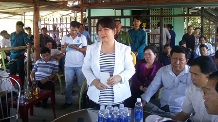 Cần Thơ đi đổ rác ké, Vĩnh Long nhà máy rác trăm tỷ “đắp chiếu” - 2 Bà Võ Thị Hồng Ánh-Phó Chủ tịch UBND TP Cần Thơ tiếp xúc với dân sáng 20/4
