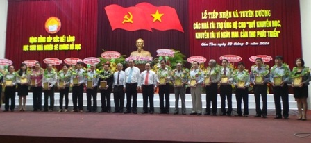 Các doanh nghiệp hỗ trợ quỹ khuyến học nhận hoa và kỷ niệm chương của lãnh đạo TP Cần Thơ