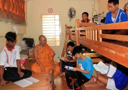 Ngôi chùa cưu mang hàng trăm sinh viên nghèo hiếu học - 2 Thượng tọa Lý Hùng trụ trì chùa đang trò chuyện với các sinh viên ở trong chùa.