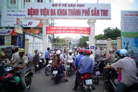 Cần Thơ: Đổ xô đi khám bệnh sau nghỉ lễ - 1 Bệnh nhân chen lấn nhau ở Bệnh viện Đa khoa TP Cần Thơ (ảnh chụp lúc 11h ngày 5/5