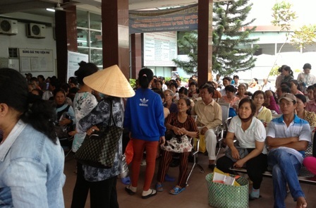 Cần Thơ: Đổ xô đi khám bệnh sau nghỉ lễ - 4 Bệnh nhân đợi khám bệnh ở bệnh viện Đa khoa Trung ương Cần Thơ
