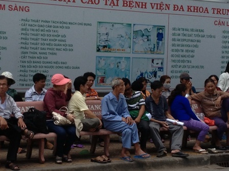 Cần Thơ: Đổ xô đi khám bệnh sau nghỉ lễ - 5 Bệnh nhân đợi khám bệnh ở bệnh viện Đa khoa Trung ương Cần Thơ