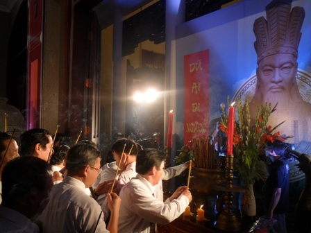 Nhiều người dân Cần Thơ đến dâng hương Quốc Tổ