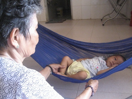 Cháu bé đang được các sư cô ở chùa chăm sóc chu đáo