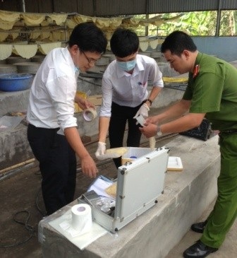 Sử dụng nhiều hóa chất ung thư để làm đậu hũ - 1 Cơ quan chức năng lấy mẫu các hóa chất để kiểm tra