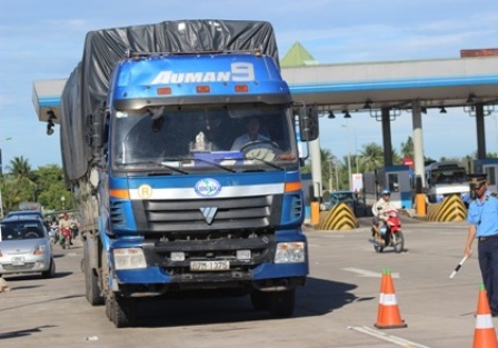 Xe quá tải phớt lờ trạm cân, vượt qua 3 tỉnh - 1 Tài xế và chiếc xe quá tải buộc phải quay lại trạm cân