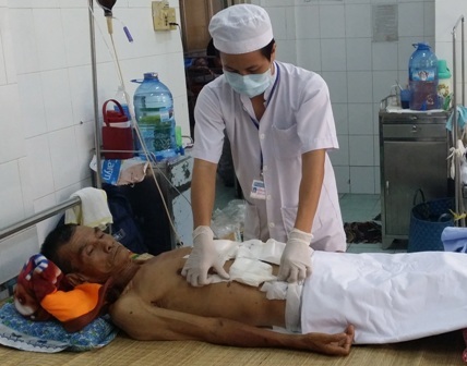 Cứu sống bệnh nhân bị phình động mạch chủ bụng có mạch, huyết áp bằng không - 1 Bệnh nhân Yêm đang được bác sĩ kiểm tra lại vết mổ