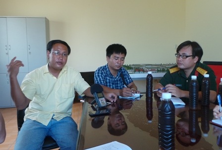 Ông Phan Quốc Minh Trung (bên trái) kể lại vụ việc cho phóng viên