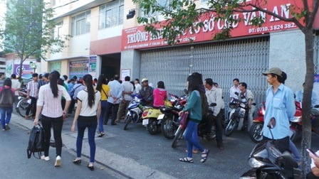 Địa điểm Thi Đoàn Thị Điểm cũng rất đông thí sinh đến từ rất sớm đợi làm thủ tục.