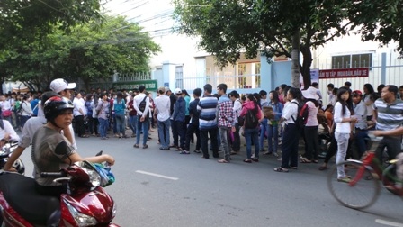 Thí sinh có mặt từ sáng sớm để làm thủ tục