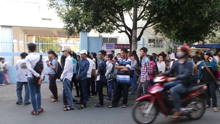 Thí sinh có mặt từ sáng sớm để làm thủ tục