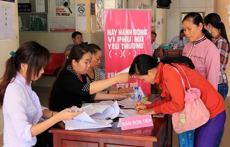 Người đến đăng ký khám sàng lọc ung thứ miễn phí