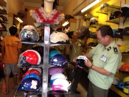 Cán bộ quản lý thị trường kiểm tra chất lượng mủ bảo hiểm ở Cần Thơ