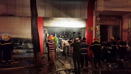 Nạn nhân vụ cháy cửa hàng giày là gia đình đại tá về hưu - 2 Lực lượng chức năng làm nhiệm vụ (ảnh Phạm Tâm)