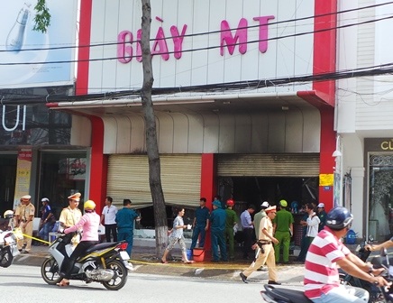 Vụ cháy cửa hàng giày, 3 người chết: Tang thương một gia đình - 4 15h cùng ngày, cơ quan chức vẫn đang khám nghiệm hiện trường