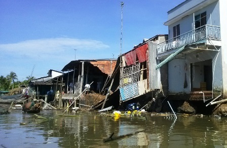 Có gần chục căn nhà đã sụt lún xuống sông