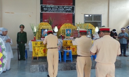 Vụ cháy cửa hàng giày, 3 người chết: Tang thương một gia đình - 2 Bạn bè, người thân đến viếng gia đình nạn nhân xấu số