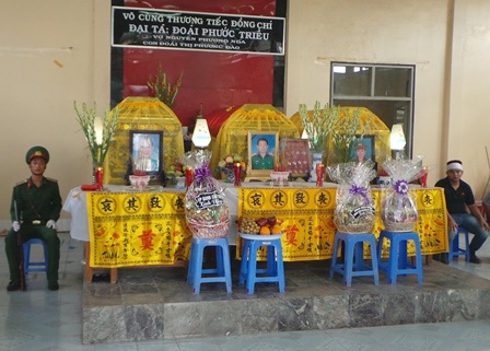 Vụ cháy cửa hàng giày, 3 người chết: Tang thương một gia đình - 1 Bạn bè, người thân đến viếng gia đình nạn nhân xấu số