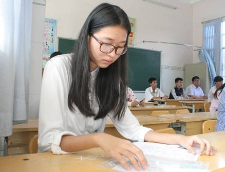 Thí sinh đến tham dự môn thi đầu tiên đợt 2 ở cụm thi Cần Thơ. (Ảnh: Phạm Tâm)