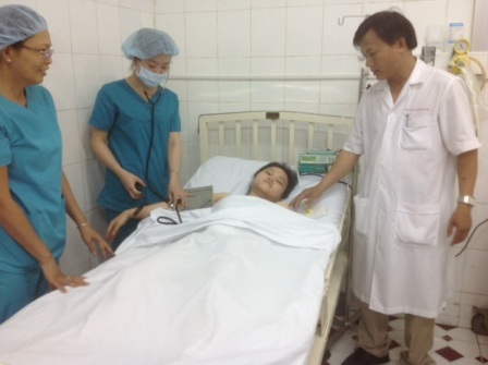 23 tuổi mang khối u buồng trứng 5kg - 2 Bác sĩ thăm khám lại vết mổ cho bệnh nhân T