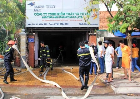 Cần Thơ: Cháy Công ty kiểm toán  - 1 Lực lượng cảnh sát PCCC đang làm nhiệm vụ
