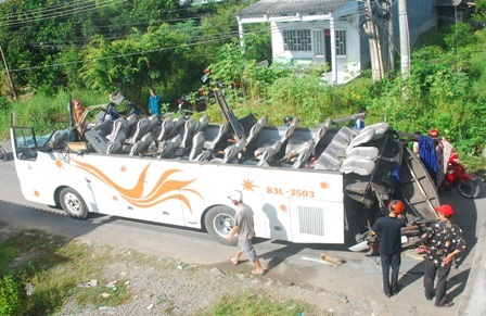 Chiếc xe bị bay nóc, hàng chục người bị hất xuống đường