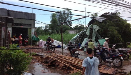 Lốc xoáy đi qua làm 147 căn nhà của dân bị thiệt hại