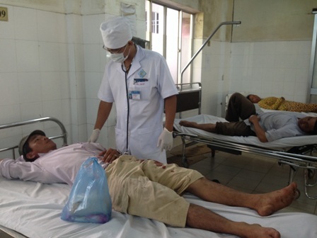 Các nạn nhân đang được các bác sĩ Bệnh viện Đa khoa TƯ Cần Thơ theo dõi