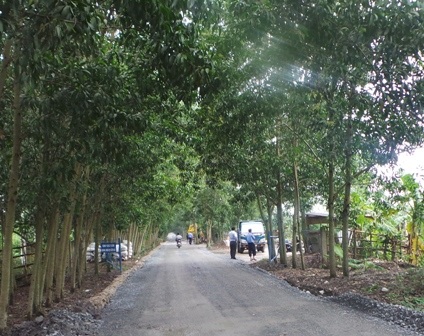 Hai người mặc đồng phục bảo vệ đứng canh từ ngoài cổng bãi rác, không cho phóng viên vào tác nghiệp