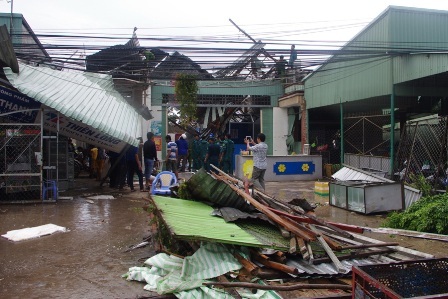 Lốc xoáy đi qua làm 147 căn nhà của dân bị thiệt hại