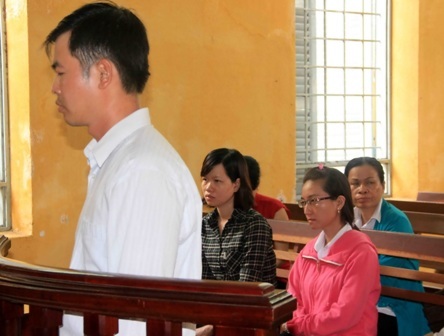 Bác sĩ hành hạ vợ bị 9 tháng tù treo - 1 Phạm Kha Ly, trước vành móng ngựa, nghe chủ tọa phiên tòa tuyên án