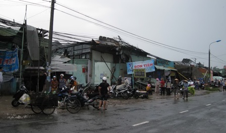 Lốc xoáy đi qua làm 147 căn nhà của dân bị thiệt hại