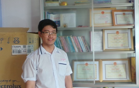 Quốc Trung bên góc học tập của mình.