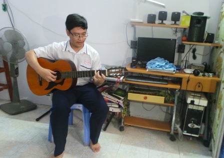 Thủ khoa kép mê đàn ghi ta và có thể chơi nhạc cụ này cực hay.