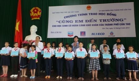 Học trò nghèo được nhận học bổng.