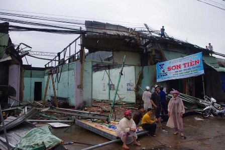 Lốc xoáy làm hơn 30 căn nhà sập và tốc mái - 2 Lốc xoáy ập đến bất ngờ khiến hàngȠtrăm căn nhà bị tốc mái, đổ sập