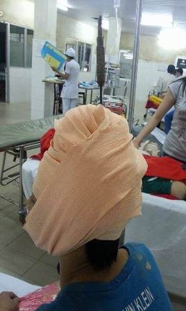 Cây chĩa sắt cắm thẳng vào đỉnh đầu em Tuấn