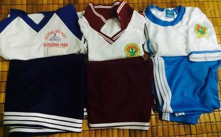 Trường nhiều lần thay đổi đồng phục, phụ huynh bức xúc - 1 Con chị H. 4 năm học với 3 kiểu đồng phục thể dục là 6 bộ.